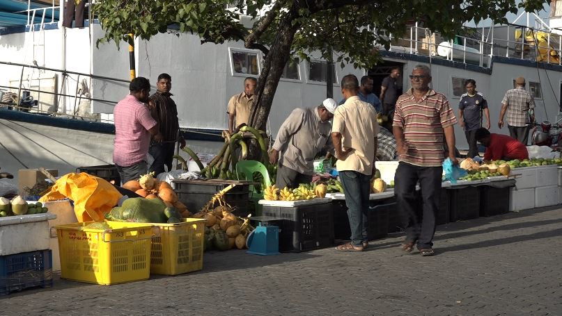 މަގުމަތީގައި މުދާ ބަހައްޓައިގެން ވިޔަފާރި ހިންގަނީ