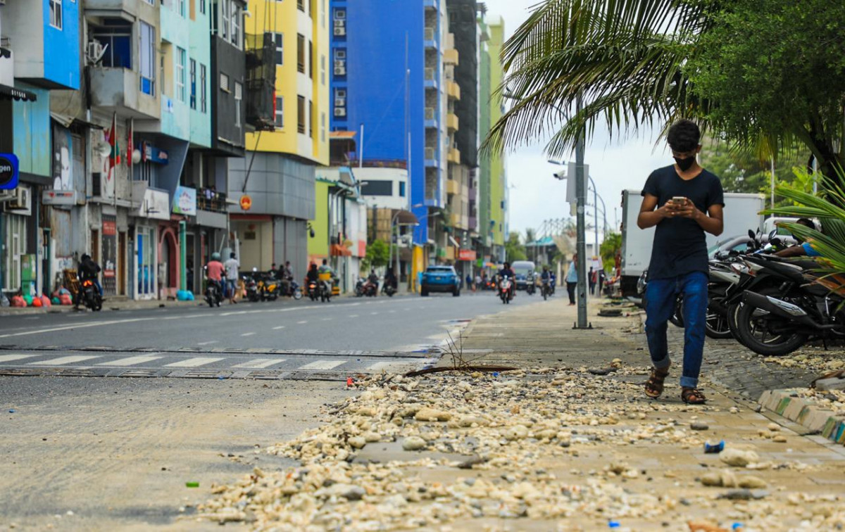 17 ޖުލައި 2020 ގައި މާލެއަށް ކުރި ވިއްސާރައިގައި ވާރެވެހި،  ބައެއް މަގުތަކުގައި ފެން ބޮޑުވިއިރު، ރާޅުގަނޑު ސަރަހައްދުން ރާޅު އަރާ ބޮޑުތަކުރުފާނު މަގަށްވާ ގޮތަށް ވެލިއަރާފައި - ފޮޓޯ:ރާއްޖެއެމްވީ