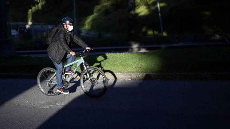 ކޮލަމްބިއާގައި މީހަކު މާސްކު އަޅައިގެން ބައިސްކަލު ދުއްވާފައިދަނީ