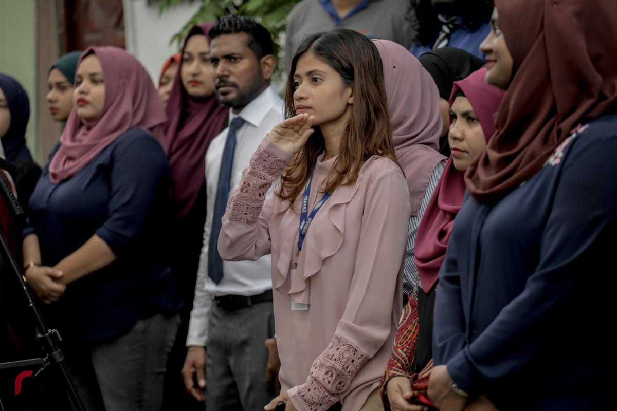 1 ޖުލައި 2019 --ފެނަކަ ކޯޕަރޭޝަންގެ މުއައްޒަފުން ކުރަޕްޝަނައާއި ދެކޮޅަށް ސޮއިކުރުމަށް ބޭއްވި ހަރަކާތުގެ ތެރެއިން. ފެނަކައިގެ ހުރިހާ މުވައްޒަފުން ވަނީ މި އިގުރާރުގައި ސޮއިކޮށްފައި.-- ފޮޓޯ: ޝުއައިބް މުހައްމަދު