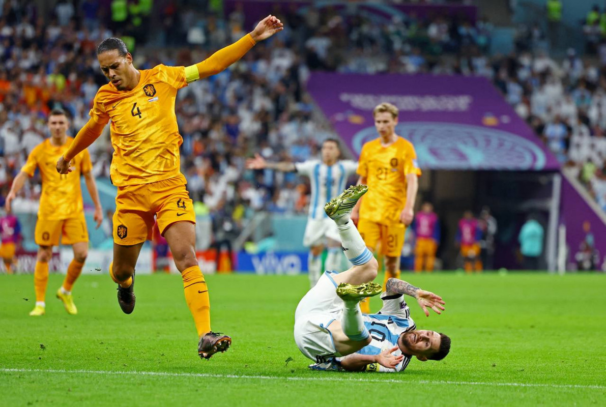 އާޖެންޓީނާ އަދި ނެދަލެންޑްސް ކުޅުނު މެޗުގެ ތެރެއިން - ފޮޓޯ: ރޮއިޓާސް