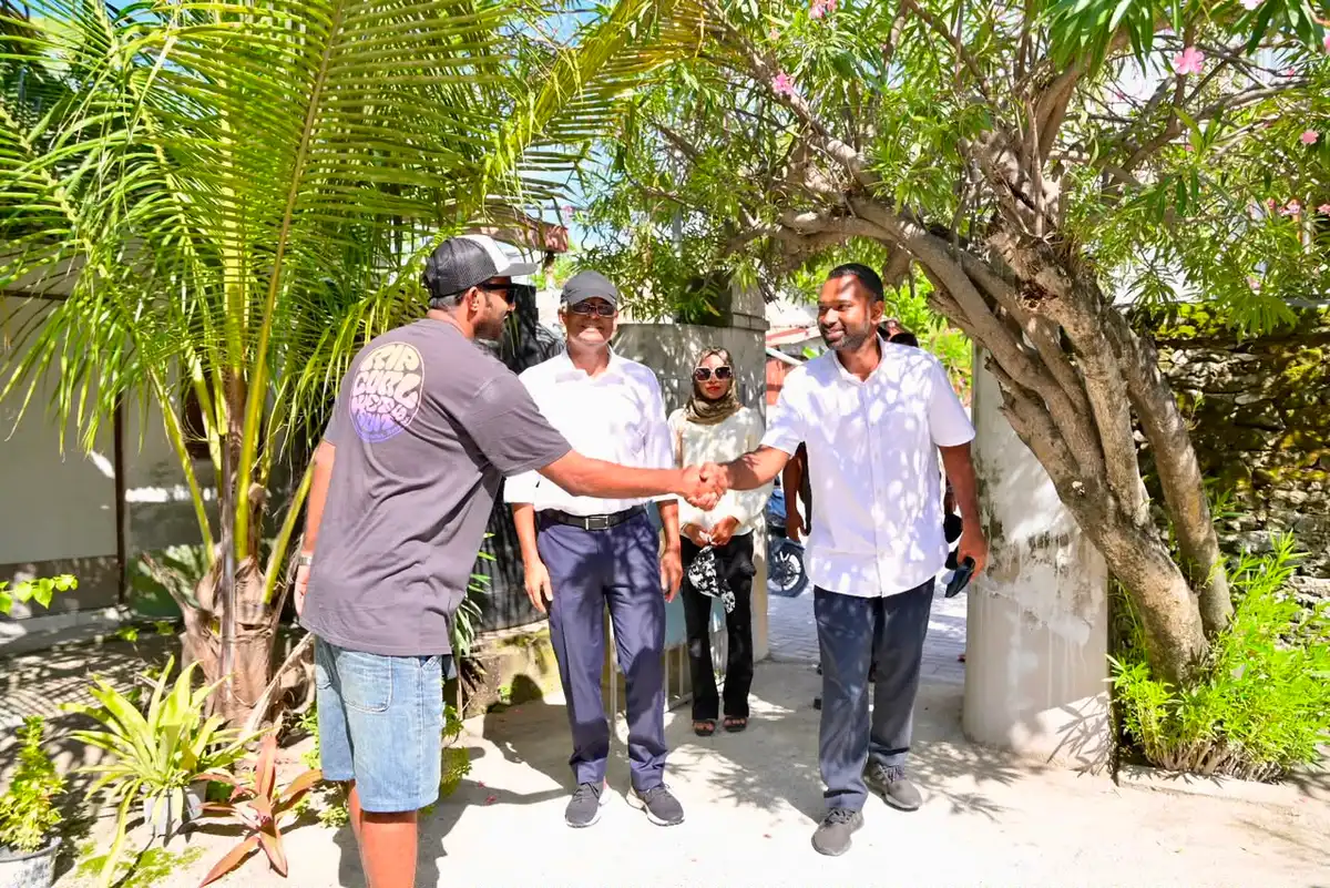 ރައީސް ސޯލިހު އާއި އިތުބާރު ކެމްޕެއިން ޓީމް ކުޅުދުއްފުޓާއި ހަނިމާދޫގައި ކެމްޕެއިން ހަރަކާތްތަކުގައި ބައިވެރިވެވަޑައިގަތް