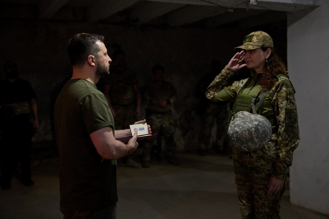 ރައީސް ޒެލެންސްކީ ވަނީ ހަނގުރާމާގައި ހަރަކާތްތެރިވާ ފަރާތްތަކާ ބައްދަލުކޮށް އެމީހުންނަށް މެޑަލް އަަރުވާފައި - ފޮޓޯ ރޮއިޓަރސް