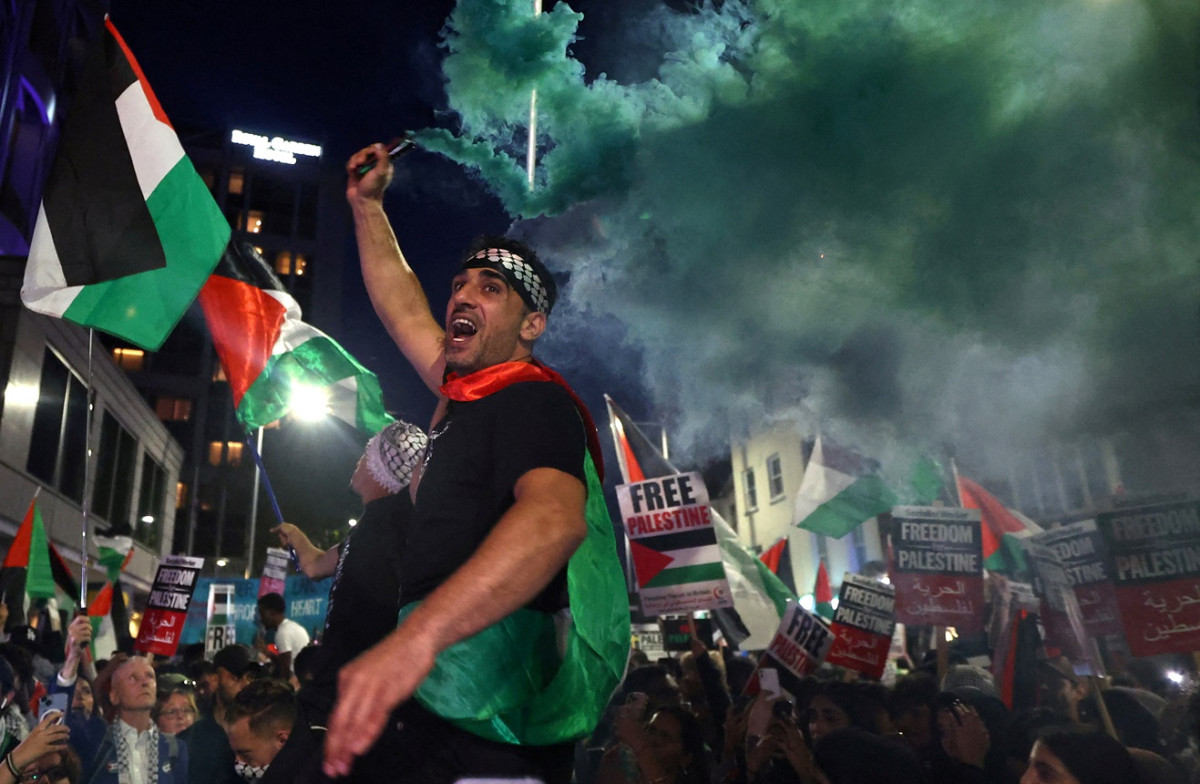 އިސްރާއީލާއި ހަމާސްއާ ދެމެދު ހިނގަމުންދާ ވަރުގަދަ ކުރިމަތިލުން ތަކާއި ގުޅިގެން ފަލަސްތީނަށް ތާއީދުކުރާ ފަރާތްތަކުން އިހުތިޖާޖު ކުރަނީ - ފޮޓޯ: ރޮއިޓާސް