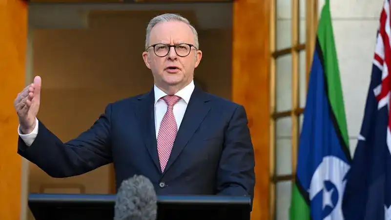 އޮސްޓްރޭލިއާގެ ބޮޑުވަޒީރު އެންތަނީ އެލްބަނީސް ނޫސްވެރިންގެ ބައްދަލުވުމެއްގައި މީޑިއާތަކާ ވާހަކަ ދައްކަވަނީ.