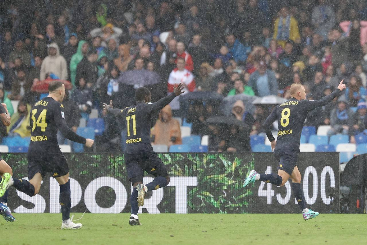 މެޗުގައި ލަނޑު ޖެހުމަށްފަހު އެމްޕޮލީގެ ކުޅުންތެރިން އުފާ ފާޅު ކުރަނީ