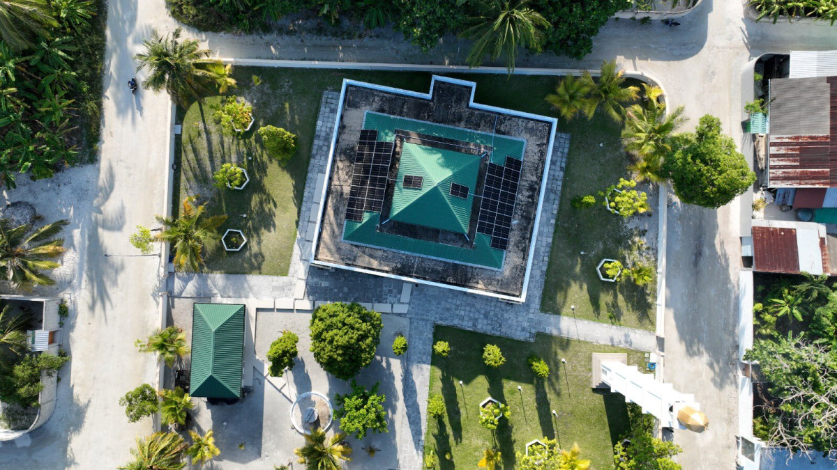 ގަމު މިސްކިތްތަކުގައި ސޯލާ ޕެނަލް ހަރުކުރުން