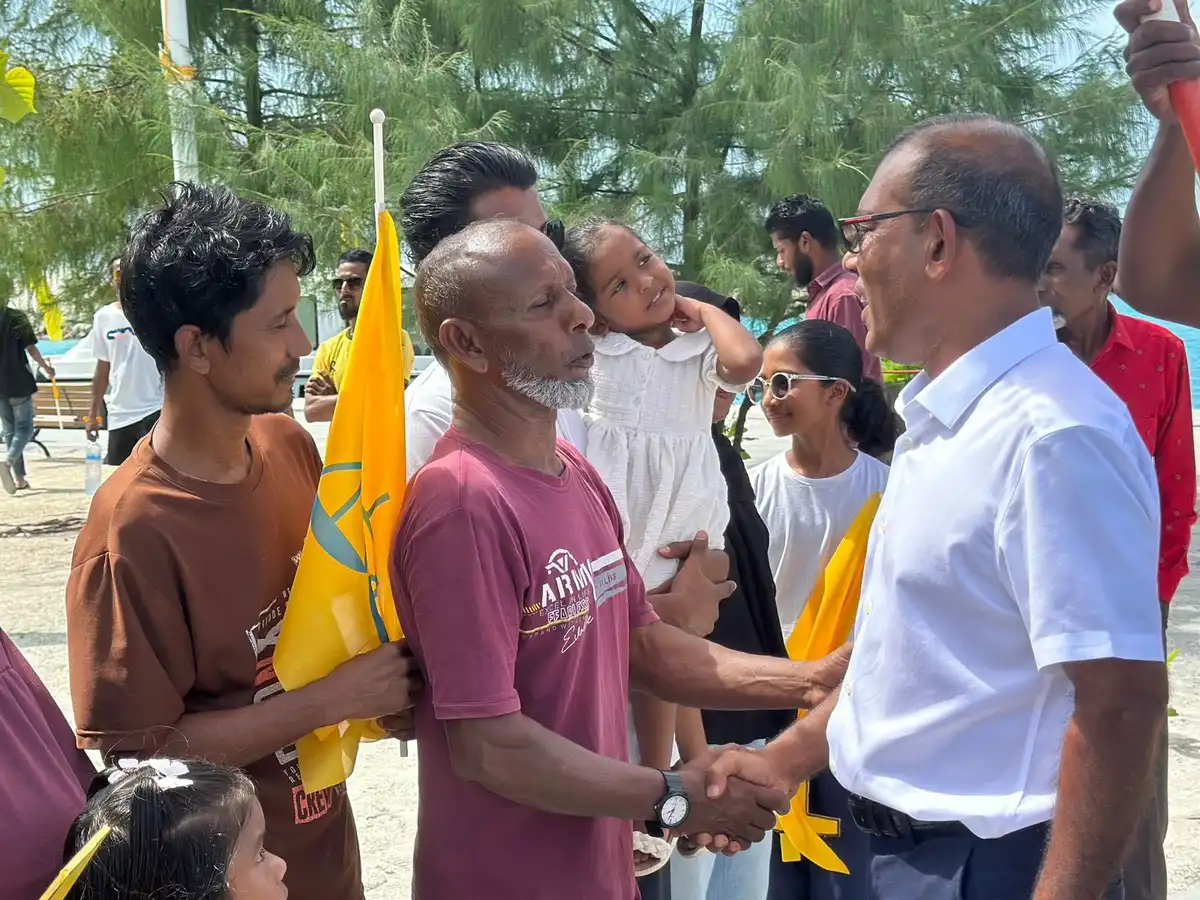 ބޮޑު ބަދަލު ކެންޕޭނަށް ކުރީގެ ރައީސް މުހައްމަދު ނަޝީދު އއ.އުކުޅަހަށް ވަޑައިގެންނެވުމުން އެރަށުގެ ރައްޔިތުން ވަނީ އެމަނިކުފާނަށް ހޫނު މަރުހަބާއެއް ދަންނަވާފައި.