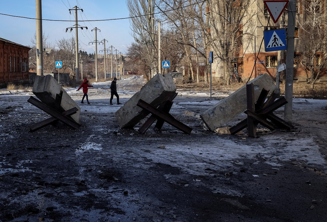 ރަޝިއާގެ ހަމަލާތައް އަމާޒުވެފައިވާ ޔޫކްރެއިންގެ ބަޚްމުތު ސިޓީ - ފޮޓޯ: ރޮއިޓަރސް