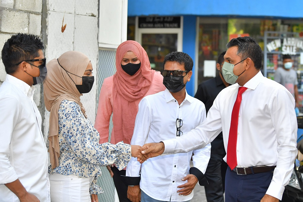 ރާއްޖެޓީވީގެ 'ފަށާއިރު' ޕްރޮގްރާމަށް ރައީސުލްޖުމްހޫރިއްޔާގެ ނައިބު ފައިސަލް ނަސީމް ވަޑައިގެންނެވުން - ރާއްޖެޓީވީގެ އެކްސްކޯގެ ބައެއް މެންބަރުން ނައިބު ރައީސަށް މަރުހަބާ ދަންނަވަނީ - ފޮޓޯ: ރައީސް އޮފީސް