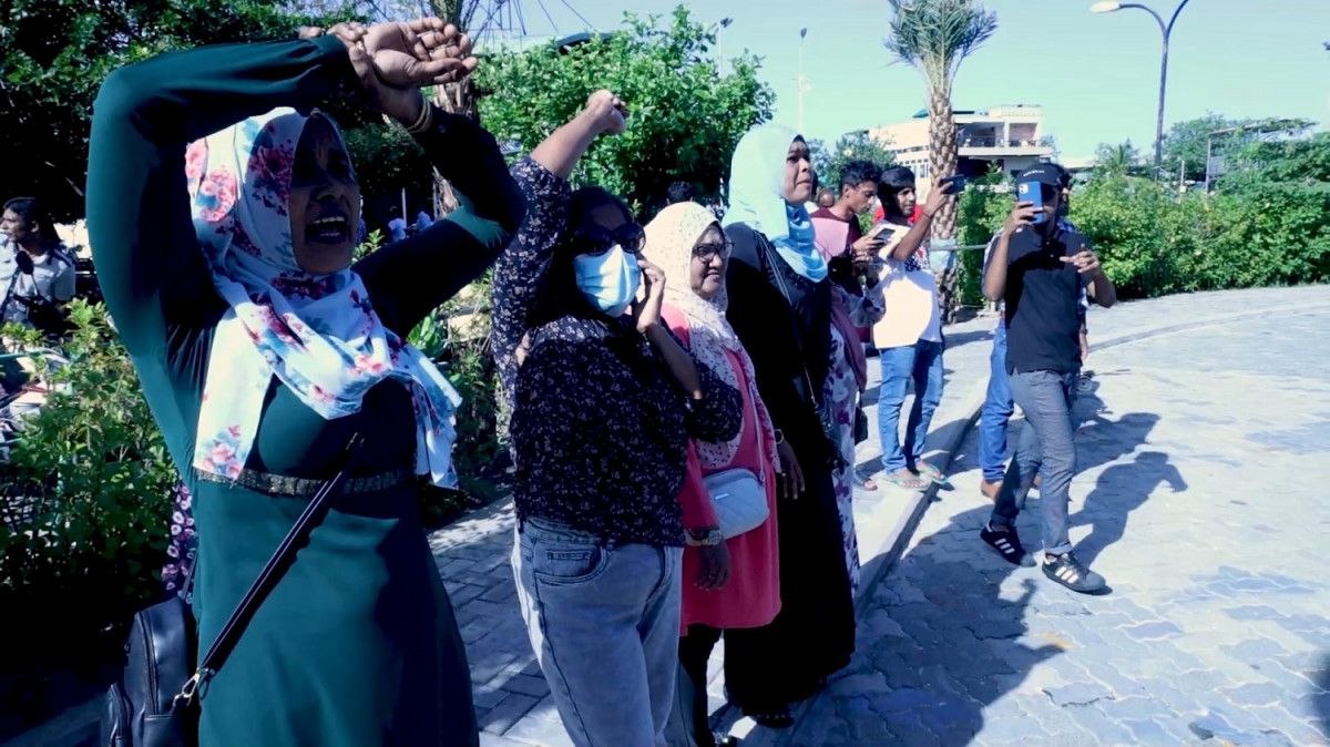 ލަންކާ ރައްޔިތުން މާލޭގައި ކުރި މުޒާހަރާތެރެއަށް ޕީޕީއެމް މީހުން ވަދެ އަޑުއުފުލަނީ