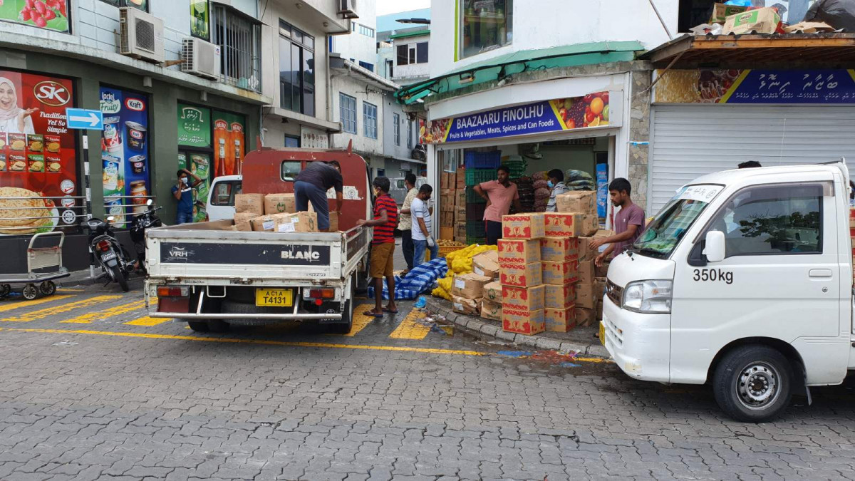 ބާޒާރުމަތީގެ ފިހާރަތަކުން ބޯޓުތަކަށް މުދާ ބަރުކުރުމުގެ މަސައްކަތް ކުރަނީ،