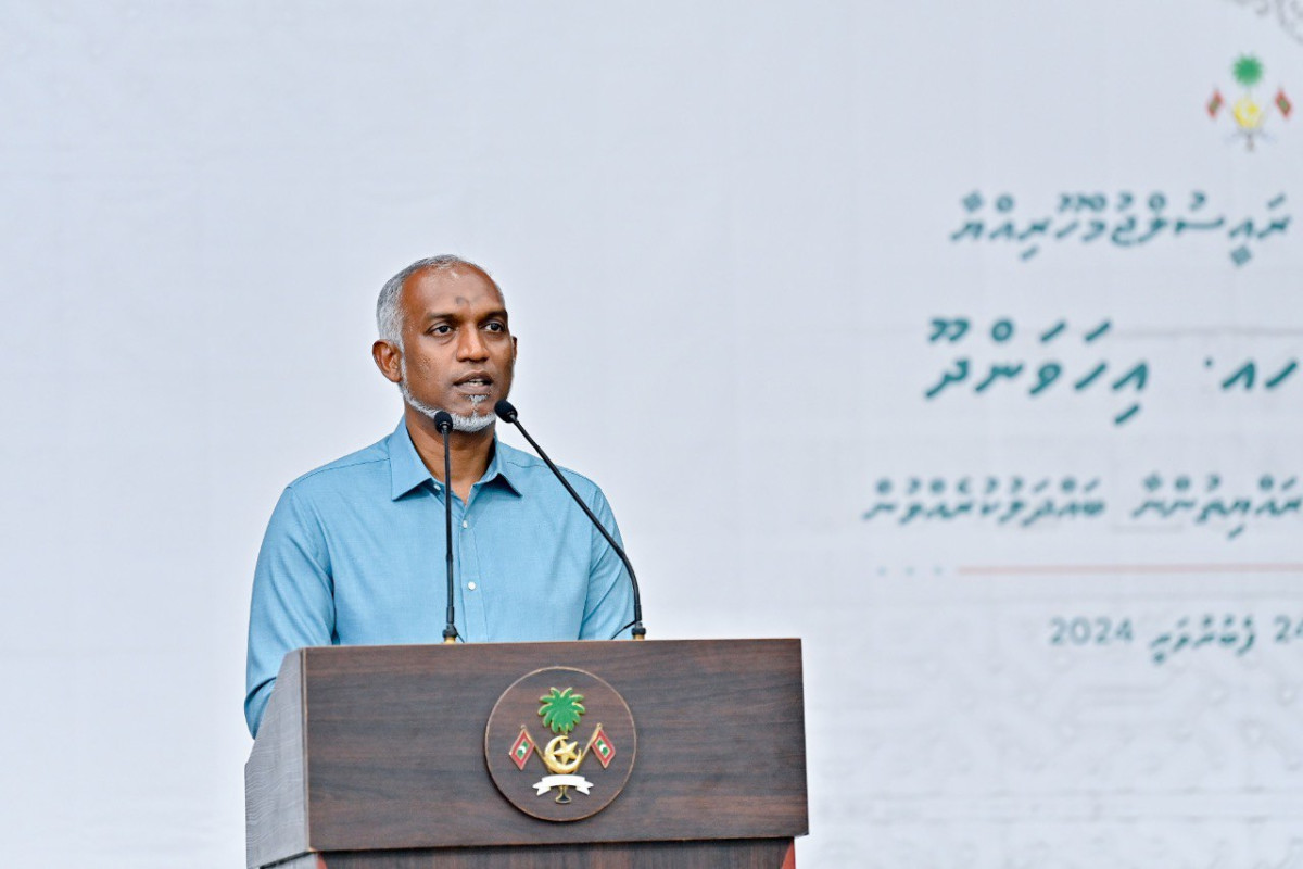 The president speaking to residents of HA. Ihavandhoo