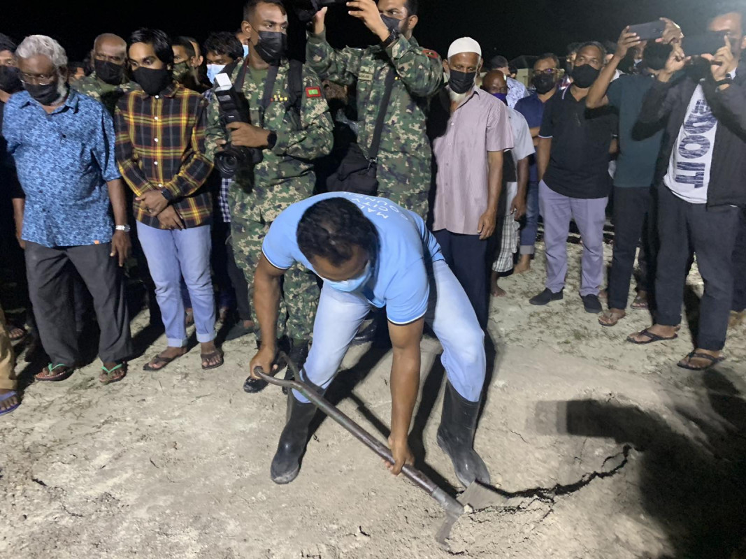 ލާންސް ކޯޕްރަލް މުޙައްމަދު ޞުލްޠާންގެ ޖަނާޒާގެ ތެރެއިން: ފޮޓޯ - ރާއްޖެއެމްވީ