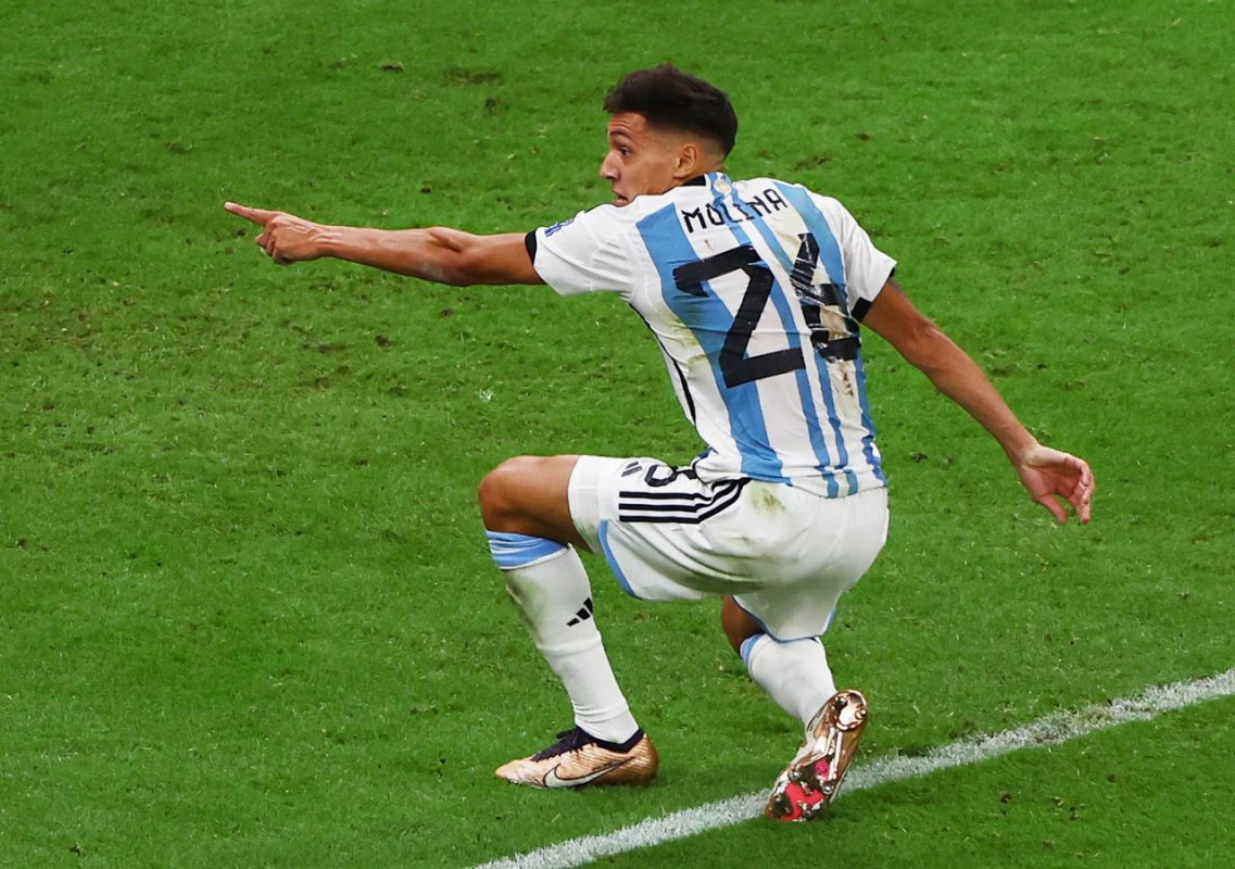 އާޖެންޓީނާ އަދި ނެދަލެންޑްސް ކުޅުނު މެޗުގެ ތެރެއިން - ފޮޓޯ: ރޮއިޓާސް