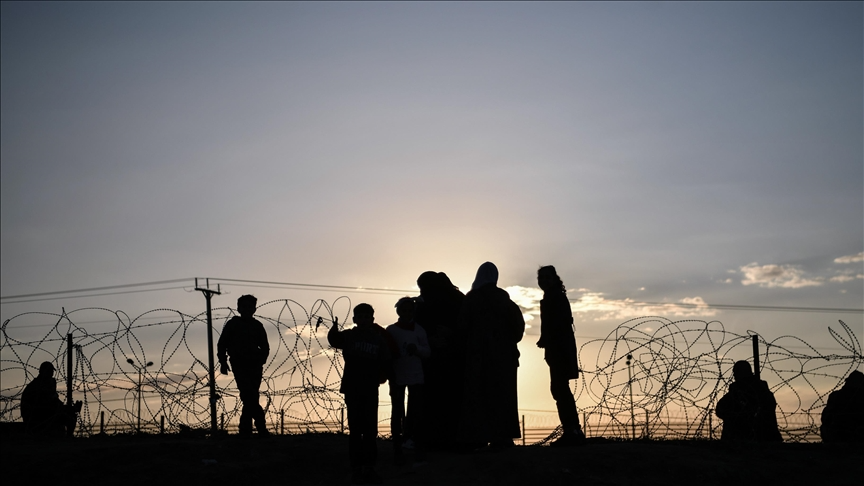 އިސްރާއީލުގެ ހަމަލާތަކުން ސަލާމަތްވި ފަލަސްތީނު މީހުން، މިސްރާއި ޣައްޒާއާ ދެމެދު އޮންނަ ބޯޑަރު ކައިރީގައި