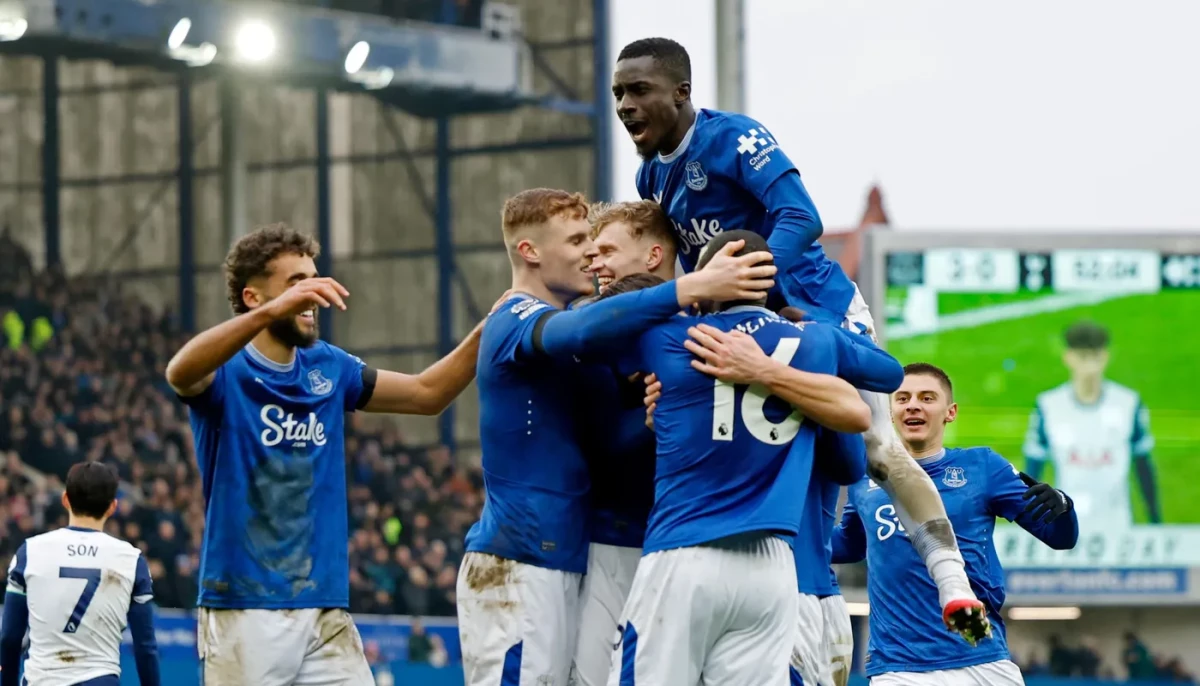 މެޗުގައި ލަނޑު ޖެހުމަށްފަހު އެވަޓަންގެ ކުޅުންތެރިން އުފާ ފާޅު ކުރަނީ