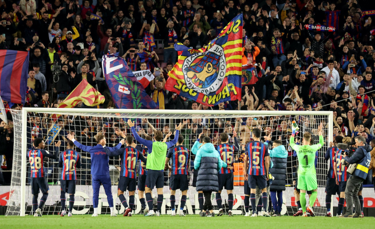 ރެއާލް ބަލިކުރުމަށްފަހު ބާސާ ކުޅުންތެރިން ސަޕޯޓަރުންނާއެކު