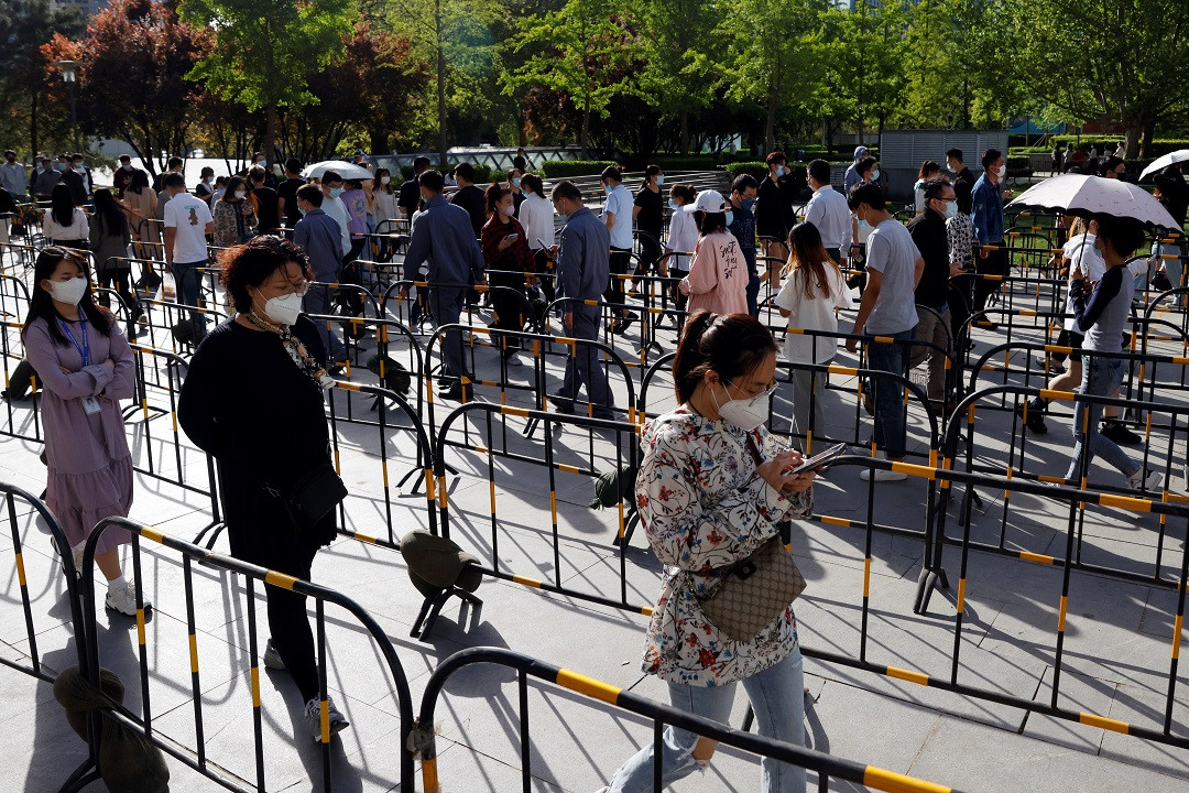 ކޮވިޑް ކޭސްތައް އިތުރުވެ ބެއިޖިންގގެ މުޅި އާބާދީ ޓެސްޓުކުރަން ނިންމައި ޤާއިމުކޮށްފައިވާ ޓެސްޓުކުރާ ސްޓޭޝަންތައް ހުންނަ ސަރަޙައްދުގައި މީހުން ކިޔުގައި - ފޮޓޯ: ރޮއިޓަރސް