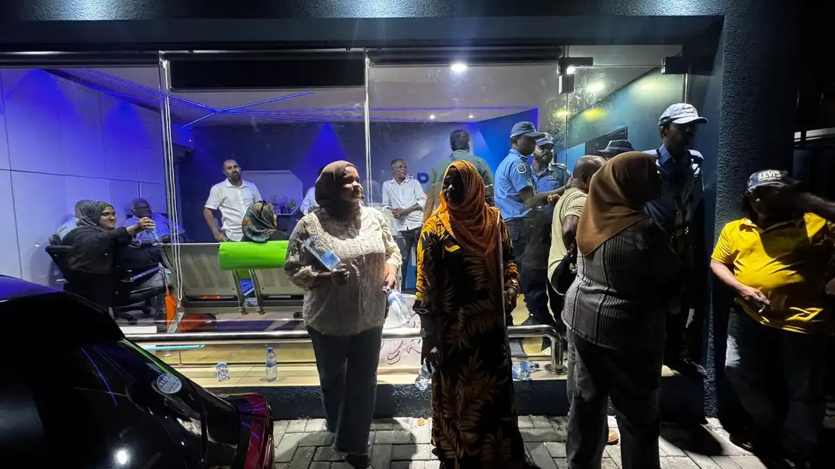 ޕީއެސްއެމްގެ ރިސެޕްޝަނު ތެރޭގައި ތިބި މީހުން ބައިތިއްބާފައި އެތެރެއިންނާއި ބޭރުން ފުލުހުން ދޮރު ބަންދުކޮށްގެން.