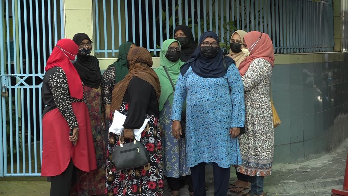 ޑަބްލިޔުޑީސީގެ މެމްބަރުން މައްޗަންގޮޅީގައި ހުންނަ މާލެސިޓީ ކައުންސިލްގެ އޮފީސް ކައިރީގައި މަޑުކޮށްގެން