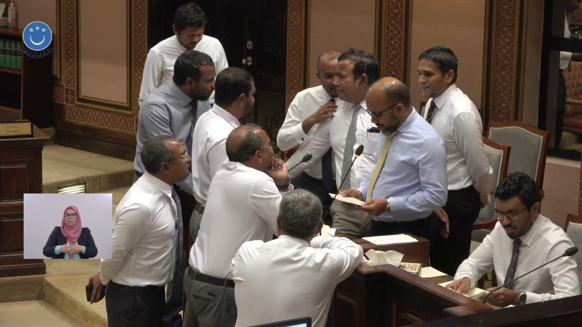 މިނިސްޓަރު އަމީރު ބަޖެޓް ހުށަހަޅުއްވަމުން ގެންދެވި އިރު ޑިމޮކްރެޓްސްގެ މެންބަރުން ހުރަސް އަޅަމުންދާތީ އެމްޑީޕީ މެންބަރުން ވަޒީރު ވަށާލައިގެން