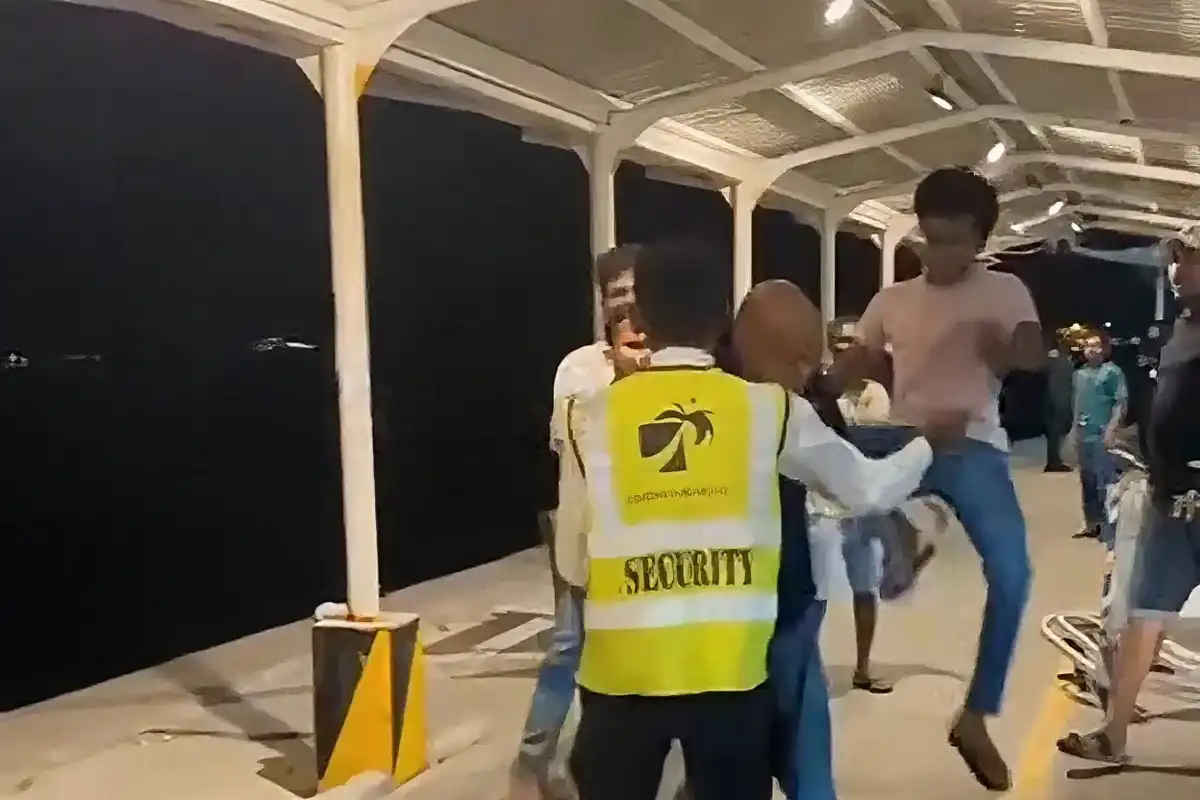 އެއަރޕޯޓުގައި ބިދޭސީންތަކެއް ހިންގި މާރާމާރި