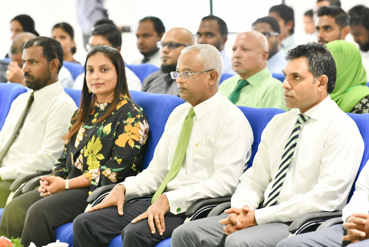 ހުރަވީ ސްކޫލް ރަސްމީކޮށް ހުޅުވި ދުވަހުގެ ޖަލްސާގައި އެޑިއުކޭޝަން މިނިސްޓަރ ޑރ. އައިޝަތު އަލީ (ވ)، ރައީސް ސޯލިހު (މ)، އަދި ނައިބު ރައީސް ފައިސަލް ނަސީމް (ކ)