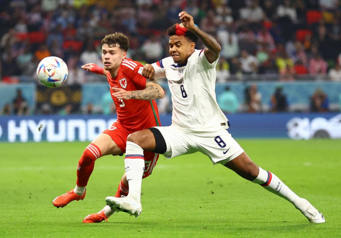 ވޭލްސް އާއި އެމެރިކާ ކުޅުނު މެޗުގެ ތެރެއިން: ފޮޓޯ - ރޮއިޓާސް  