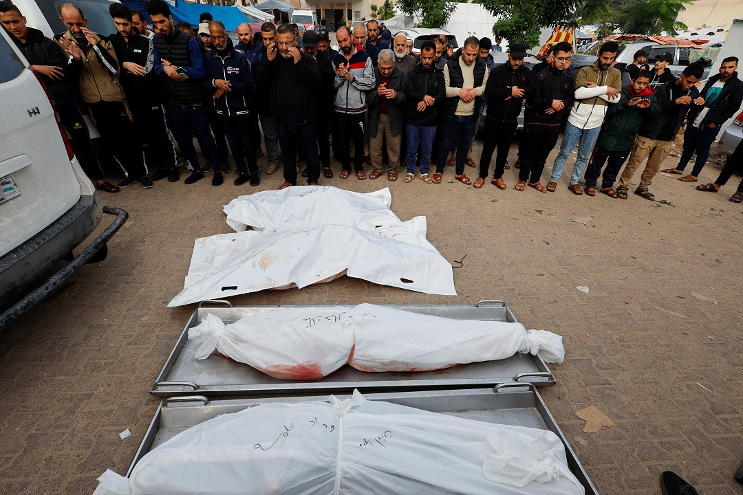 އިސްރާއީލުން ޣައްޒާއަށް ދިން ހަމަލާއެއްގައި ޝަހީދުވެފައިވާ މީހުންގެ ކަށުނަމާދު ކުރަނީ - ފޮޓޯ: ރޮއިޓަރސް