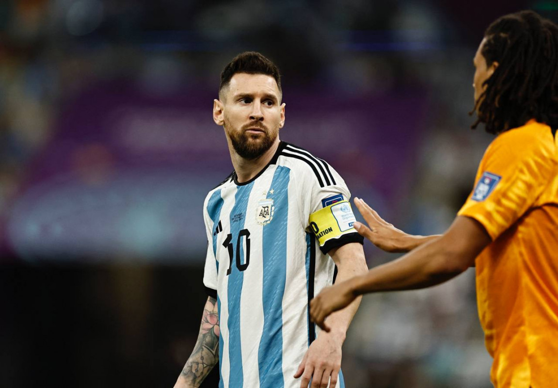 އާޖެންޓީނާ އަދި ނެދަލެންޑްސް ކުޅުނު މެޗުގެ ތެރެއިން - ފޮޓޯ: ރޮއިޓާސް