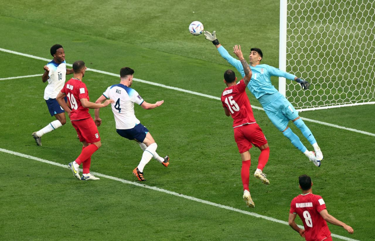 އިންގްލެންޑު އަދި އީރާން ކުޅުނު މެޗުގެ ތެރެއިން: ފޮޓޯ - ރޮއިޓާސް  