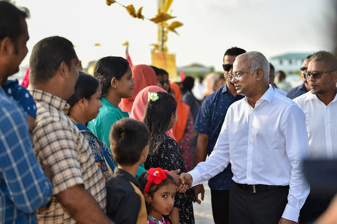 ރައީސް ޞާލިހް ގއ. ދާންދޫއަށް ވަޑައިގަތުމުން ރަށުގެ އާބާދީގެ ގިނަ ބަޔަކު ވަނީ އެމަނިކުފާނަށް މަރުހަބާ ދެންނެވުމަށް ނިކުމެފައި - ފޮޓޯ: ރައީސް އޮފީސް