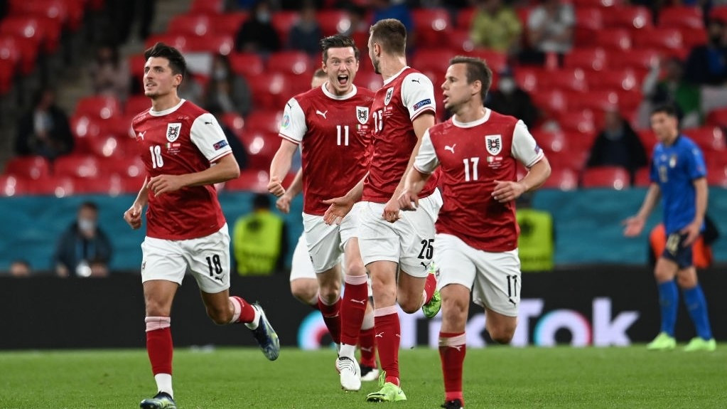 އިޓަލީ އާއި އޮސްޓްރިއާ ބައްދަލުކުރި މެޗުގެ ތެރެއިން، އޮސްޓްރިއާ ކުޅުންތެރިން ލަނޑު ޖެހުމަށްފަހު އުފާފާޅުކުރަނީ - ފޮޓޯ: ގެޓީ އިމޭޖަސް 