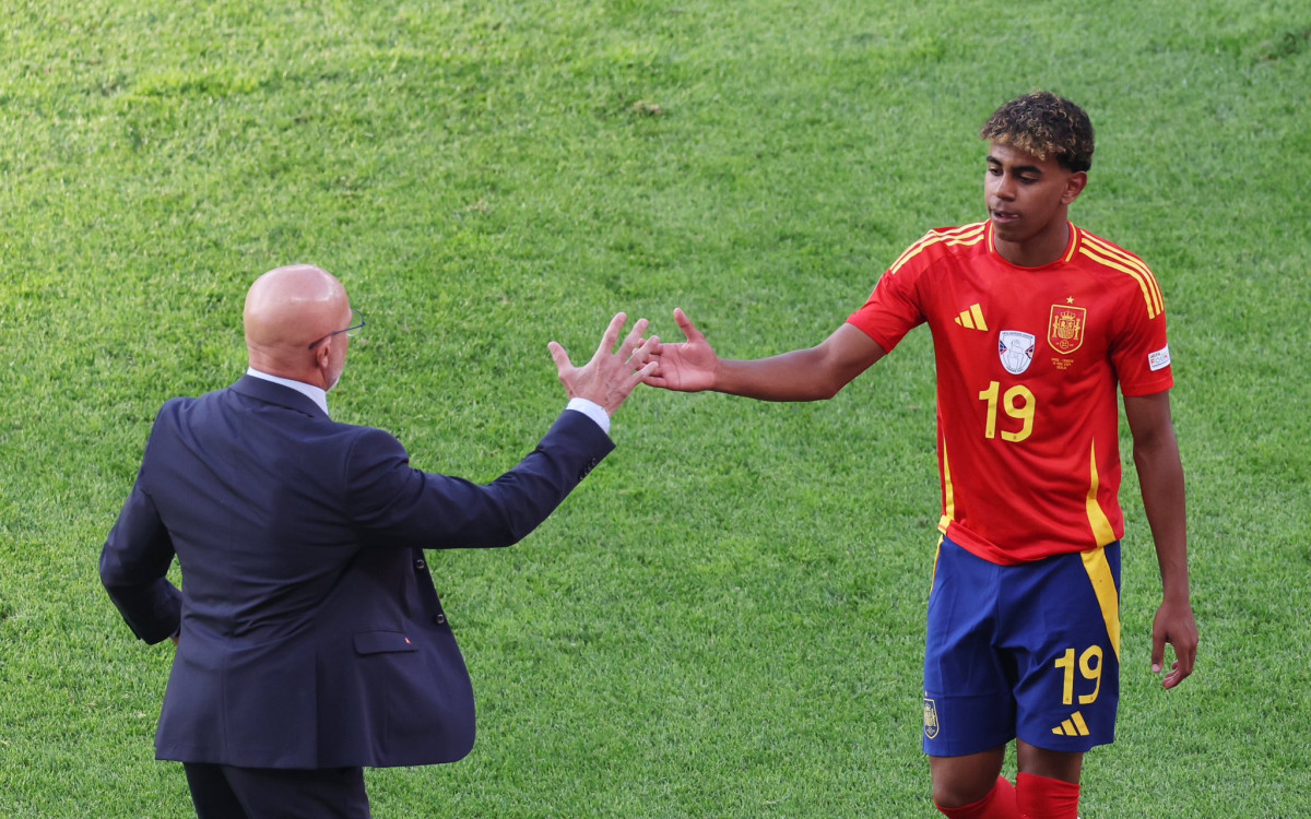 ސްޕެއިން ޤައުމީ ޓީމަށް ކުޅެމުން އަންނަ ޔަމާލް އަދި އެ ޓީމުގެ ކޯޗު ފުއެންޓޭ