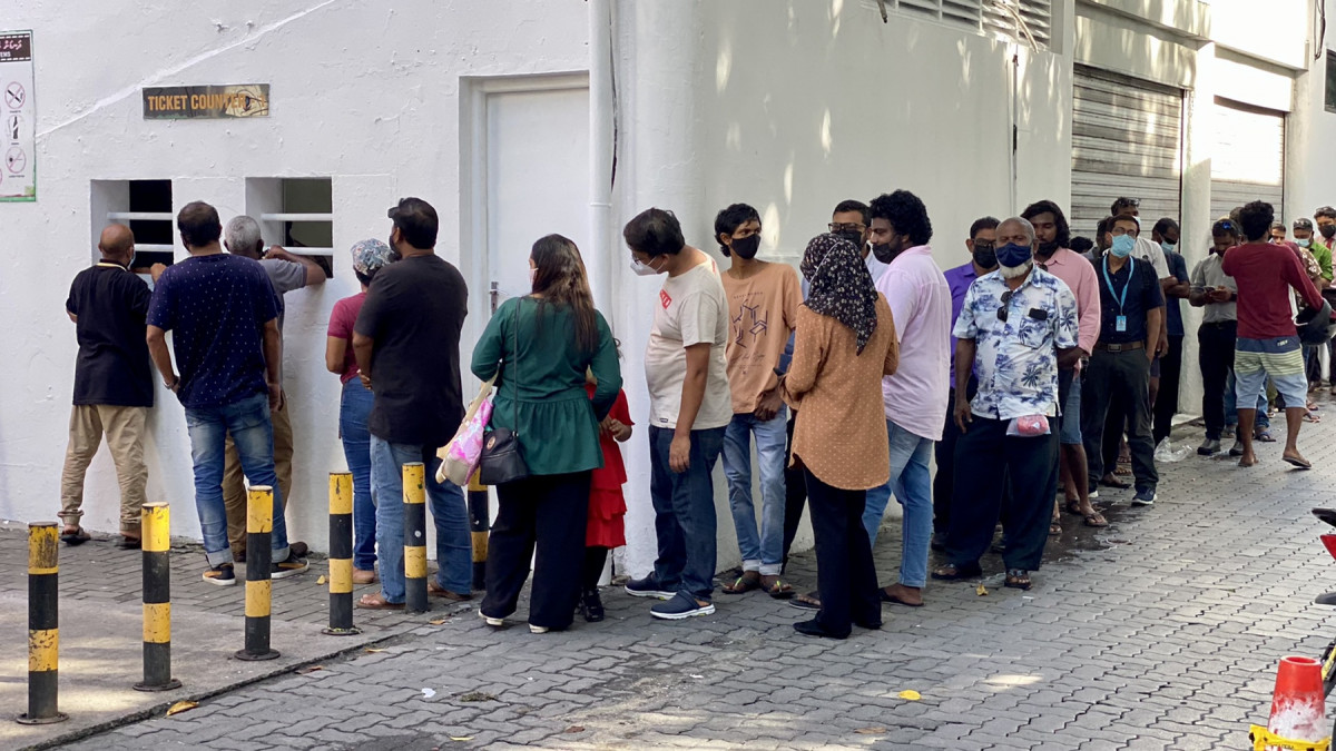 ރާއްޖެ އާއި ނޭޕާލް ބައްދަލުކުރި މެޗުގެ ޓިކެޓު ގަންނަން ދިވެހި ސަޕޯޓަރުން ހެދި ކިޔޫ