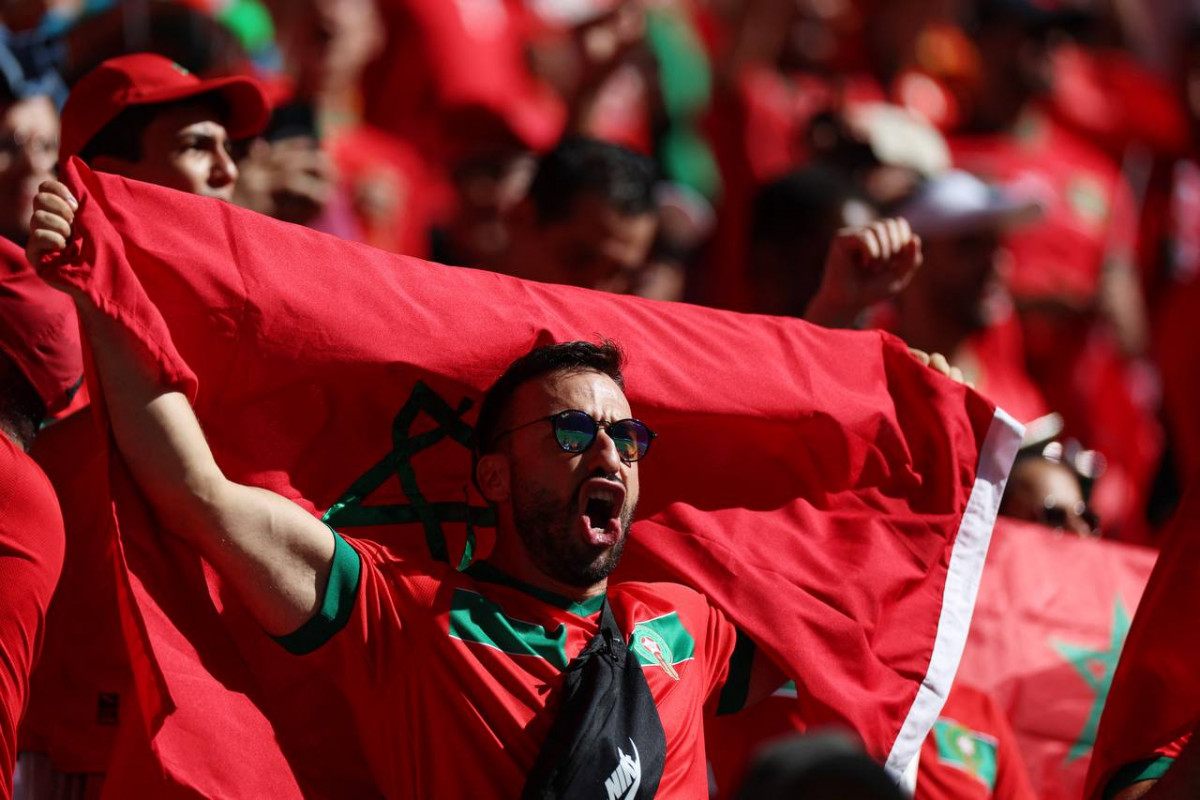 ކްރޮއޭޝިޔާއާއި މޮރޮކޯ ކުޅުނު މެޗުގެ ތެރެއިން، މޮރޮކޯގެ ސަޕޯޓަރެއް އެ ޤައުމުގެ ދިދަ ހިފައިގެން - ފޮޓޯ: ރޮއިޓާސް  