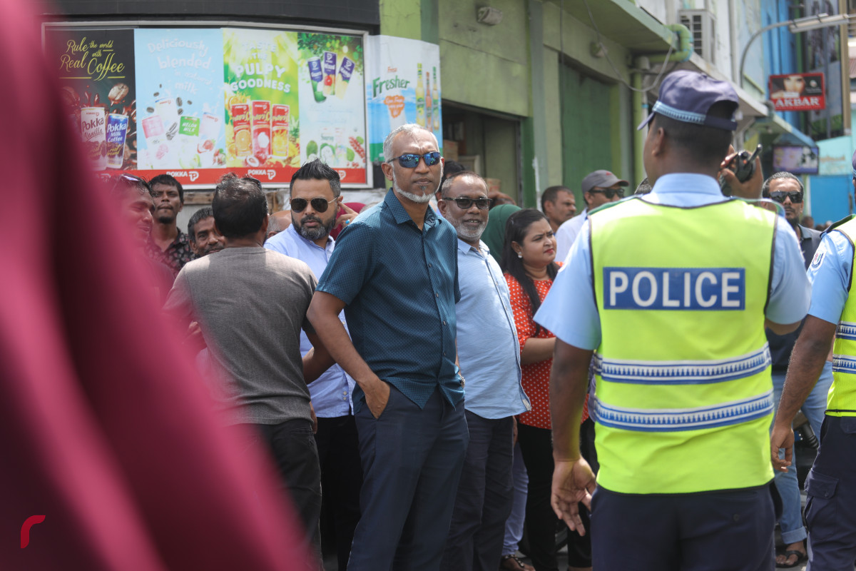 04 އޯގަސްޓް 2019 --ރައީސް ޔާމިން ޝަރީއަތް ކުރިޔަށްދިޔަ ކްރިމިންލް ކޯޓު ކައިރިޔަށް އެއްވެ ތިބި ސަޕޯޓަރުންގެ ތެރޭގައި ކުރީގެ ހައުސިނގް މިނިސްޓަރ އަބްދުﷲ މުއިއްޒު-- ފޮޓޯ: ޝުއައިބް މުހައްމަދު