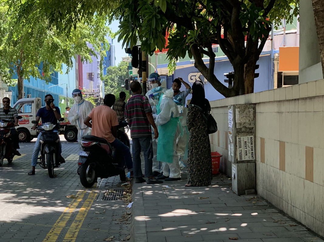 ކޮވިޑަށް ޓެސްޓު ކުރުމަށް ސާމްޕަލް ނަގަނީ