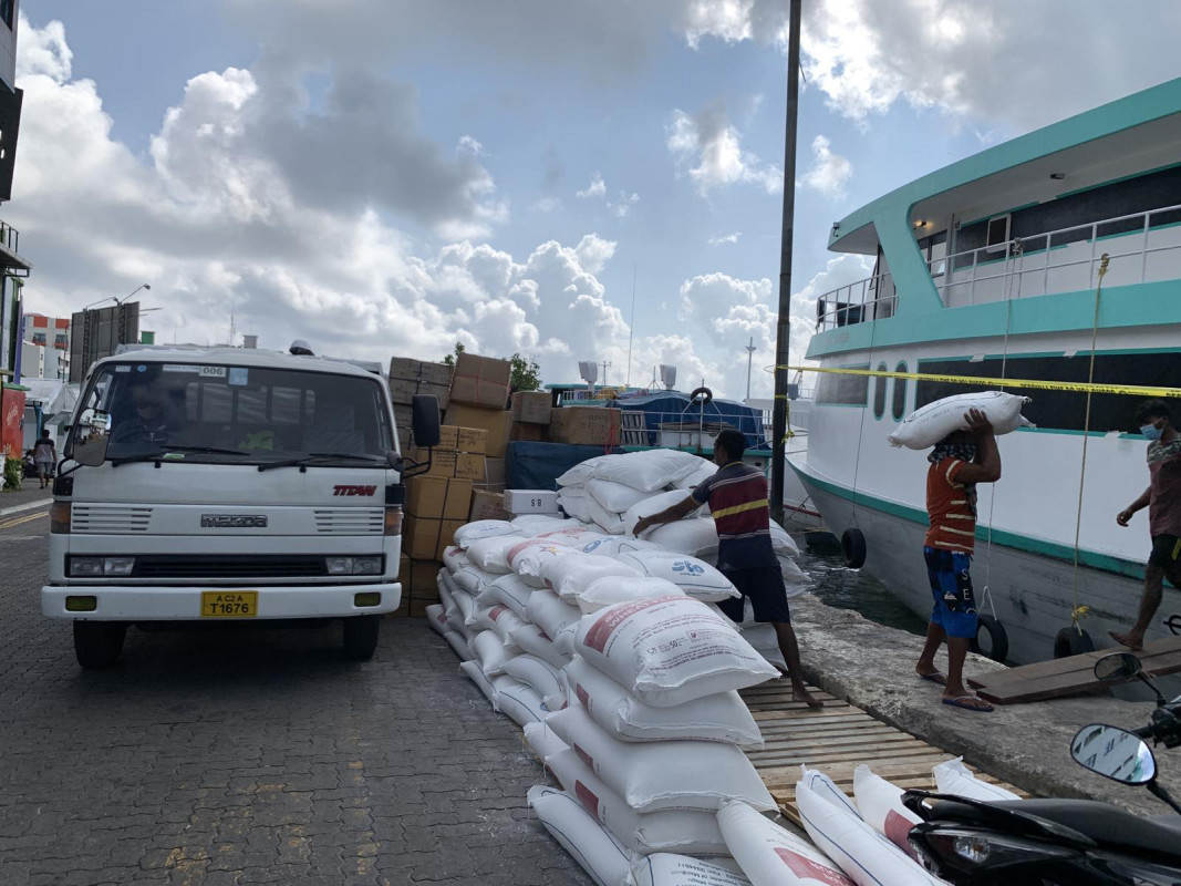 ކާޑުގެ ބާވަތްތައް ބޯޓުފަހަރަށް އެރުވުމުގެ މަސައްކަތުގައި - ރާއްޖޭގެ އެކި ސަރަހައްދުތަކަށް ދަތިކަމެއް ނެތި ކާޑާއި އަދި އެނޫންވެސް ބާވާތްތައް ފޮނުވުމުގެ މަސައްކަތް ސަރުކާރުން ދަނީ ކުރަމުން - ފޮޓޯ: ރާއްޖެއެމްވީ