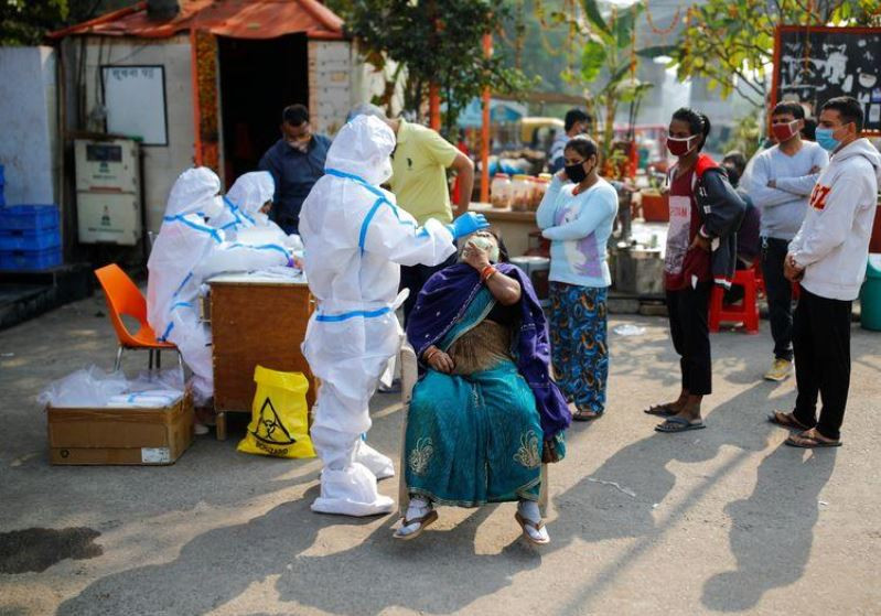 ދިއްލީގައި ސިއްހީ މަސައްކަތްތެރިން ކޮވިޑް-19 އަށް ސާމްޕަލް ނެގުމުގެ މަސައްކަތްކުރަނީ