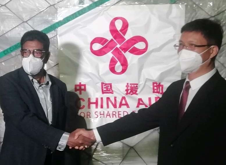 ޗައިނާއިން ލަންކާއަށް ބޭސް ހަދިޔާކުރުން