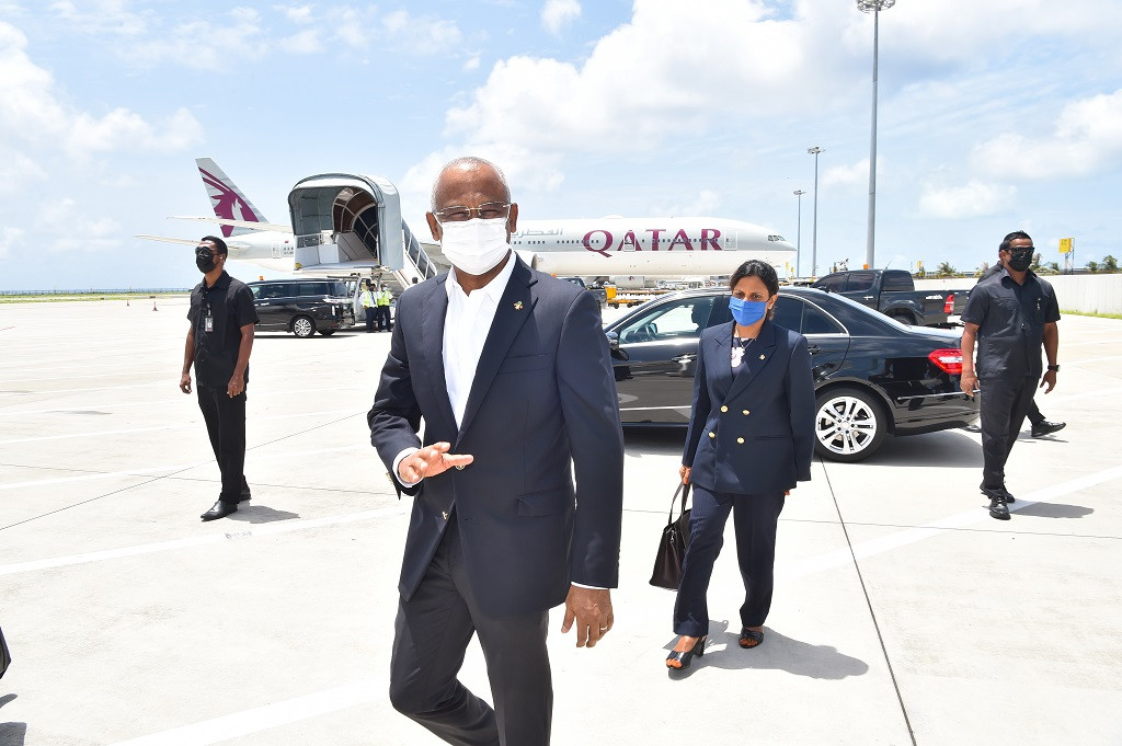 އދ.ގެ ޢާންމު މަޖިލީހުގެ 76 ވަނަ ސެޝަނުގައި ބައިވެރިވެވަޑައިގެންނެވުމަށް އެމެރިކާގެ ނިއުޔޯކަށް ފުރާވަޑައިގަތުމަށް ރައީސް ސޯލިހު އެއަޕޯޓަށް ވަޑައިގެންނެވިއިރު، އަރިހުގައި އަނބިކަނބަލުން ފަޒްނާ އަޙްމަދު - ފޮޓޯ: ރައީސް އޮފީސް