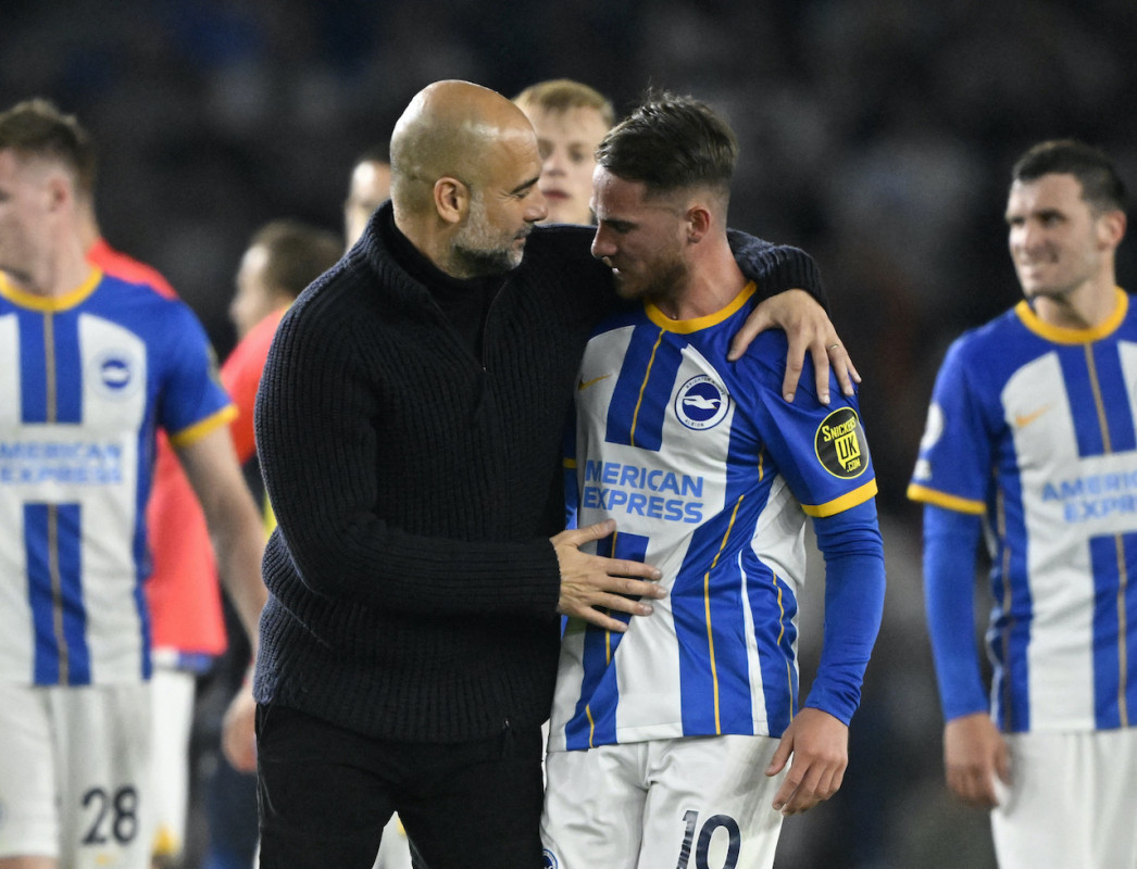 ސިޓީގެ ކޯޗު ގާޑިއޯލާ ބްރައިޓަން ކުޅުންތެރިންނަށް މަރުހަބާ ކިޔަނީ