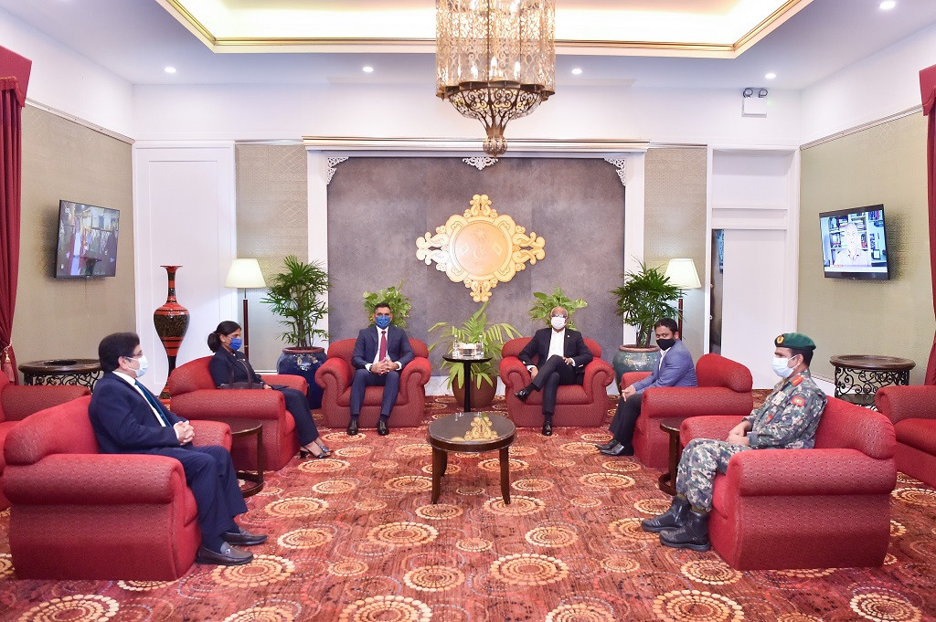 އދ.ގެ ޢާންމު މަޖިލީހުގެ 76 ވަނަ ސެޝަނުގައި ބައިވެރިވެވަޑައިގެންނެވުމަށް އެމެރިކާގެ ނިއުޔޯކަށް ފުރާވަޑައިގެންނެވުމަށް ރައީސް ސޯލިހު އެއަރޕޯޓްގައި، މި ދަތުރުފުޅުގައި އަނބިކަނބަލުން ފަޒްނާ އަޙްމަދާއި ސަރުކާރުގެ މަތީ ފަންތީގެ ވަފުދެއް ބައިވެރިވެ ވަޑައިގަންނަވާ - ފޮޓޯ: ރައީސް އޮފީސް