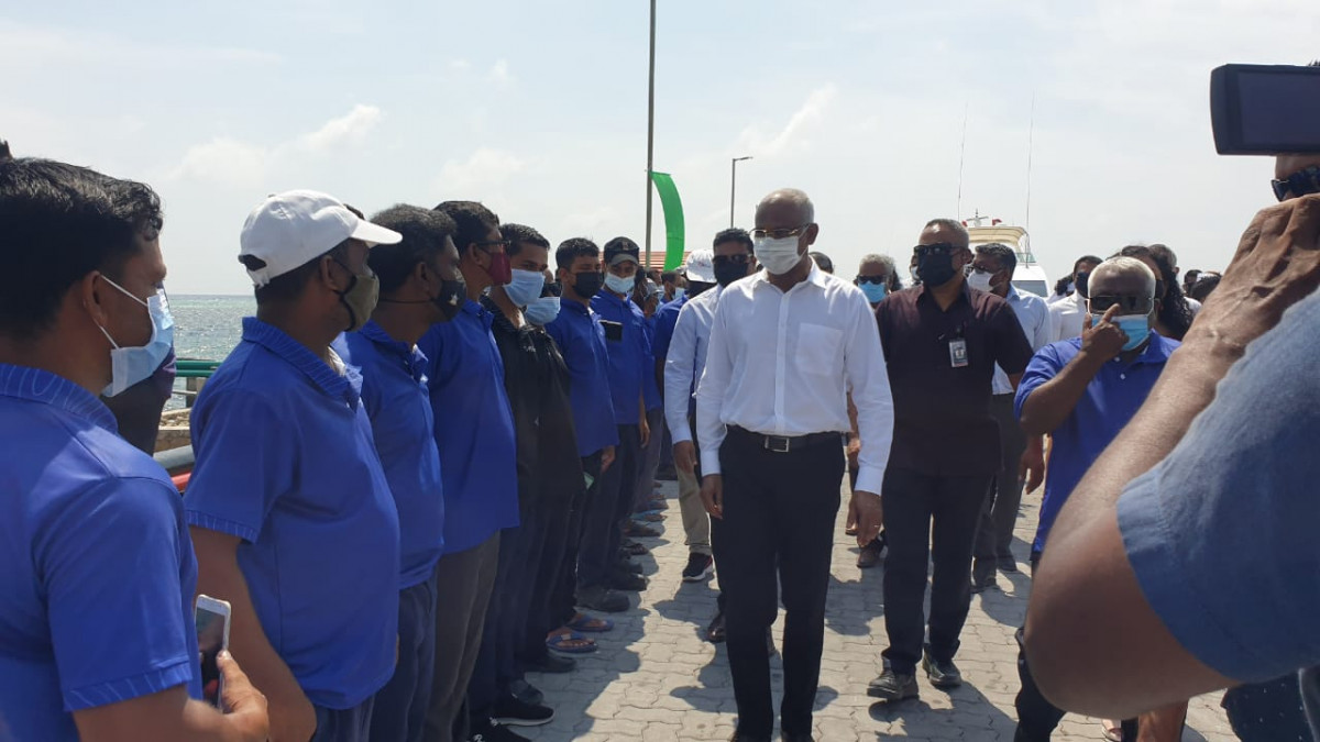 ރައީސް ފެލިވަރަށް ވަޑައިގަތުން - ފެލިވަރަށް ވަޑައިގެންނެވުމުން އެ މަނިކުފާނަށް މަރުހަބާ ދެންނެވީ އެ ފެލިވަރުގެ އިސް ވެރިންނާއި އެތަނުގެ މުވައްޒަފުން - ފޮޓޯ: ސިމާހާ ނަސީމް 