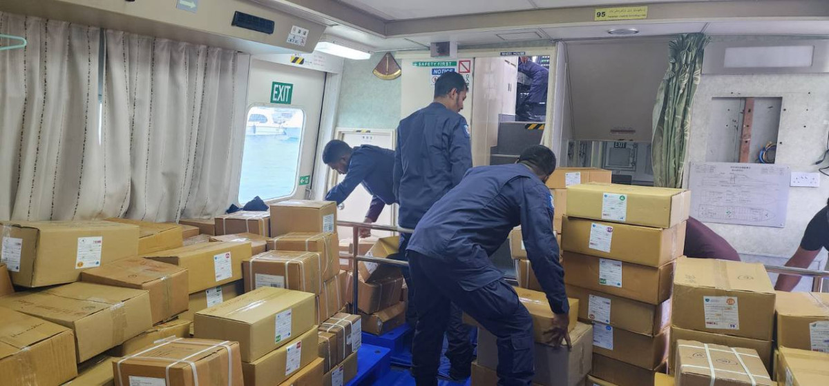 ފުލުހުންގެ ލޯންޗަށް ސްކޫލު ދަރިވަރުންގެ ފޮތްތައް އަރުވަނީ