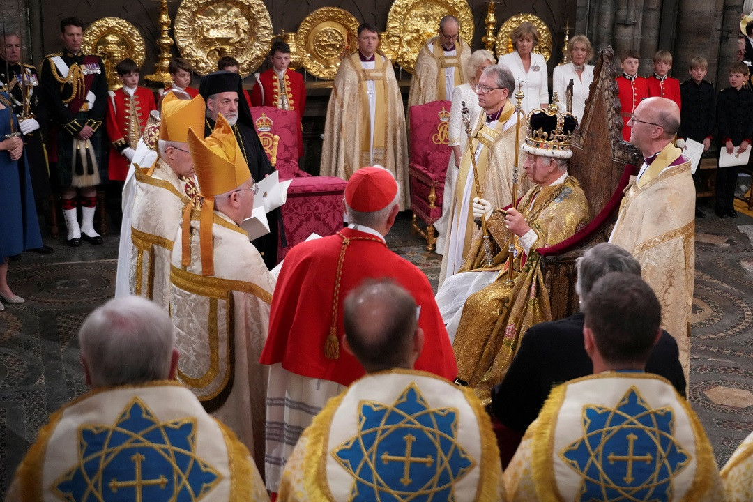 ރަސްގެފާނު ޗާލްސް އިނގިރޭސި ތަޚުތުގައި ވަޑުވާފައިވަނީ މެއި ހަވަނަ ދުވަހު ވެސްޓްމިންސްޓަރ އެބީގައި, ޝާހީ އިއްޒަތުގައި ބޭއްވި ކުލަގަދަ ދަރުބާރެއްގައި - ފޮޓޯ: ރޮއިޓަރސް