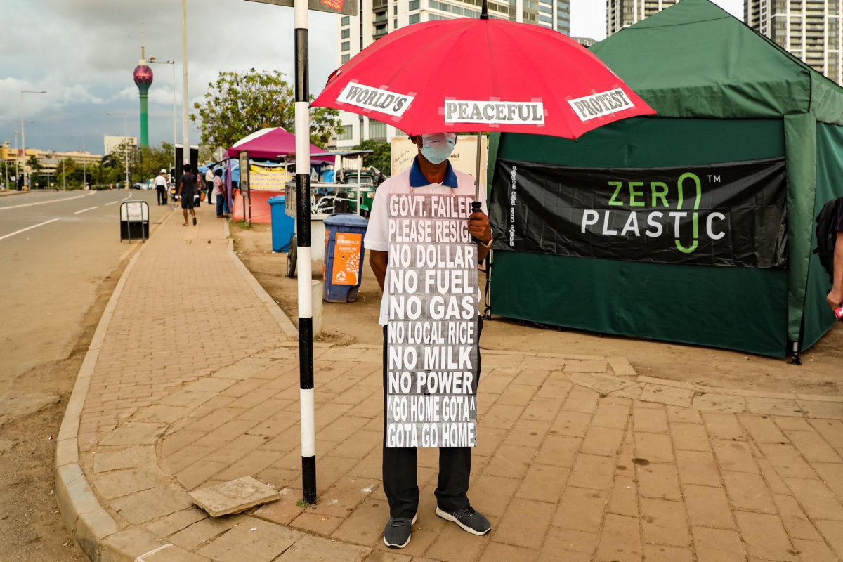 ސްރީ ލަންކާގެ އިގުތިސާދީ ހާލާތު ގޯސްވެ ކުރިމަތިވެފައިވާ ގޮންޖެހުންތަކާ ގުޅިގެން ކުރަމުންދާ މުޒާހަރާގެ ތެރެއިން