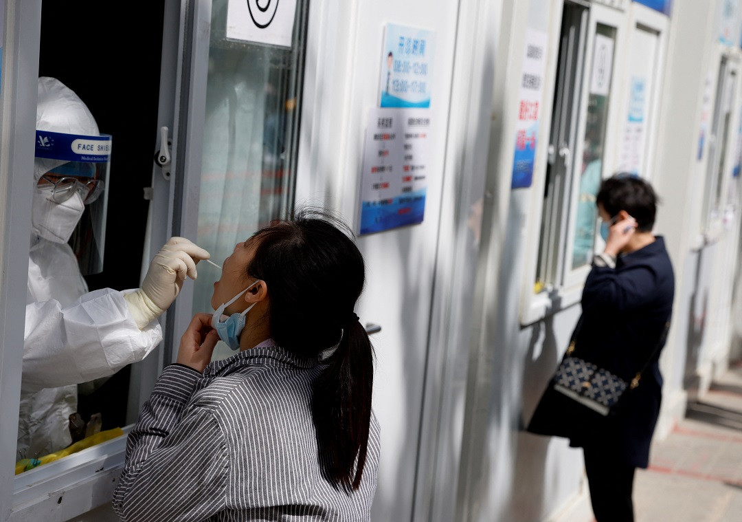 ކޮވިޑް ކޭސްތައް އިތުރުވެ ބެއިޖިންގގެ މުޅި އާބާދީ ޓެސްޓުކުރަން އެސިޓީގެ އެކި ސަރަހައްދުތަކުގައި ވަނީ މޮބައިލް ސްޓޭޝަންތައް ޤާއިމުކޮށްފައި - ފޮޓޯ: ރޮއިޓަރސް 